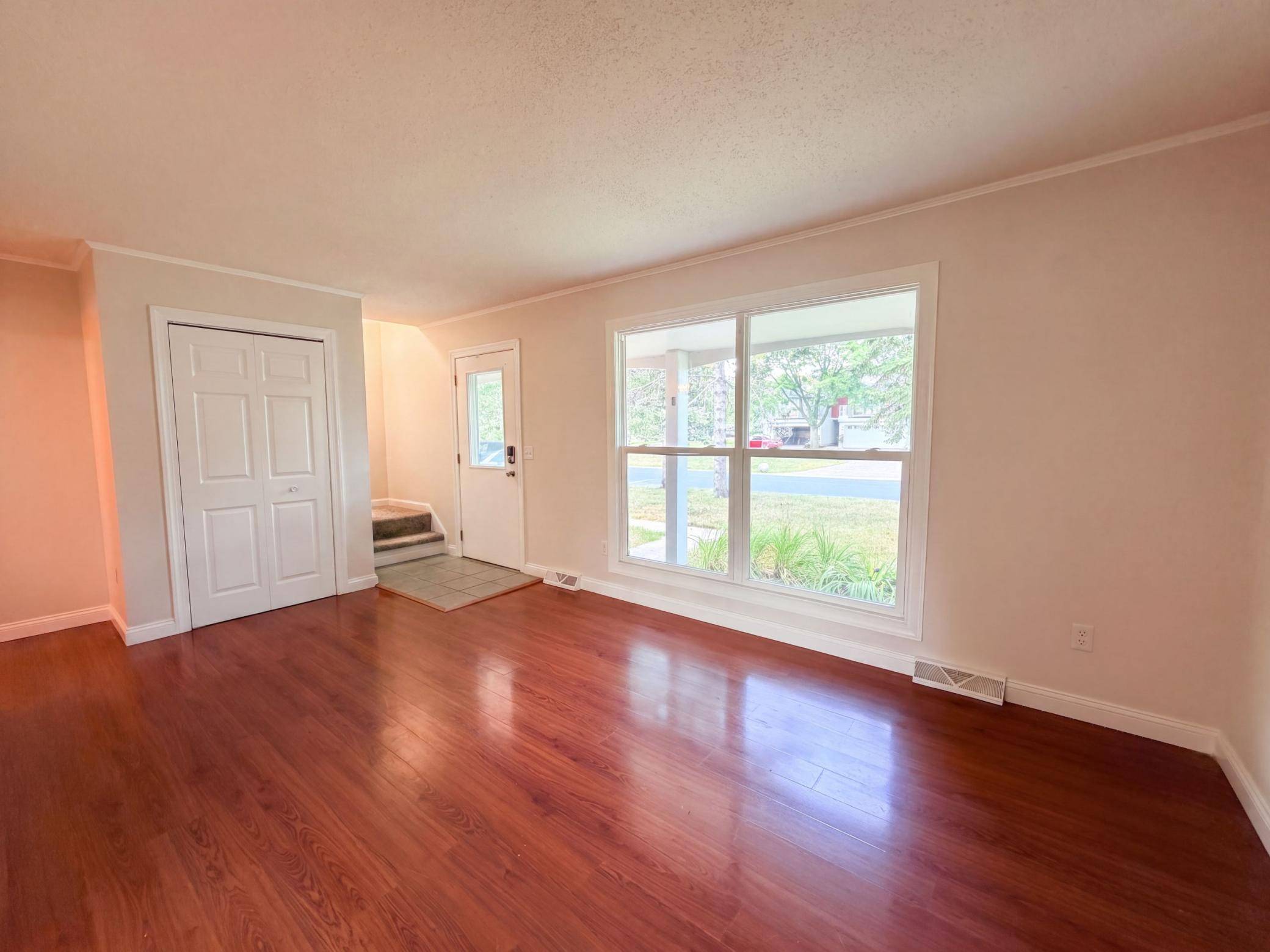 868 Wescott SQ, Eagan, MN 55123