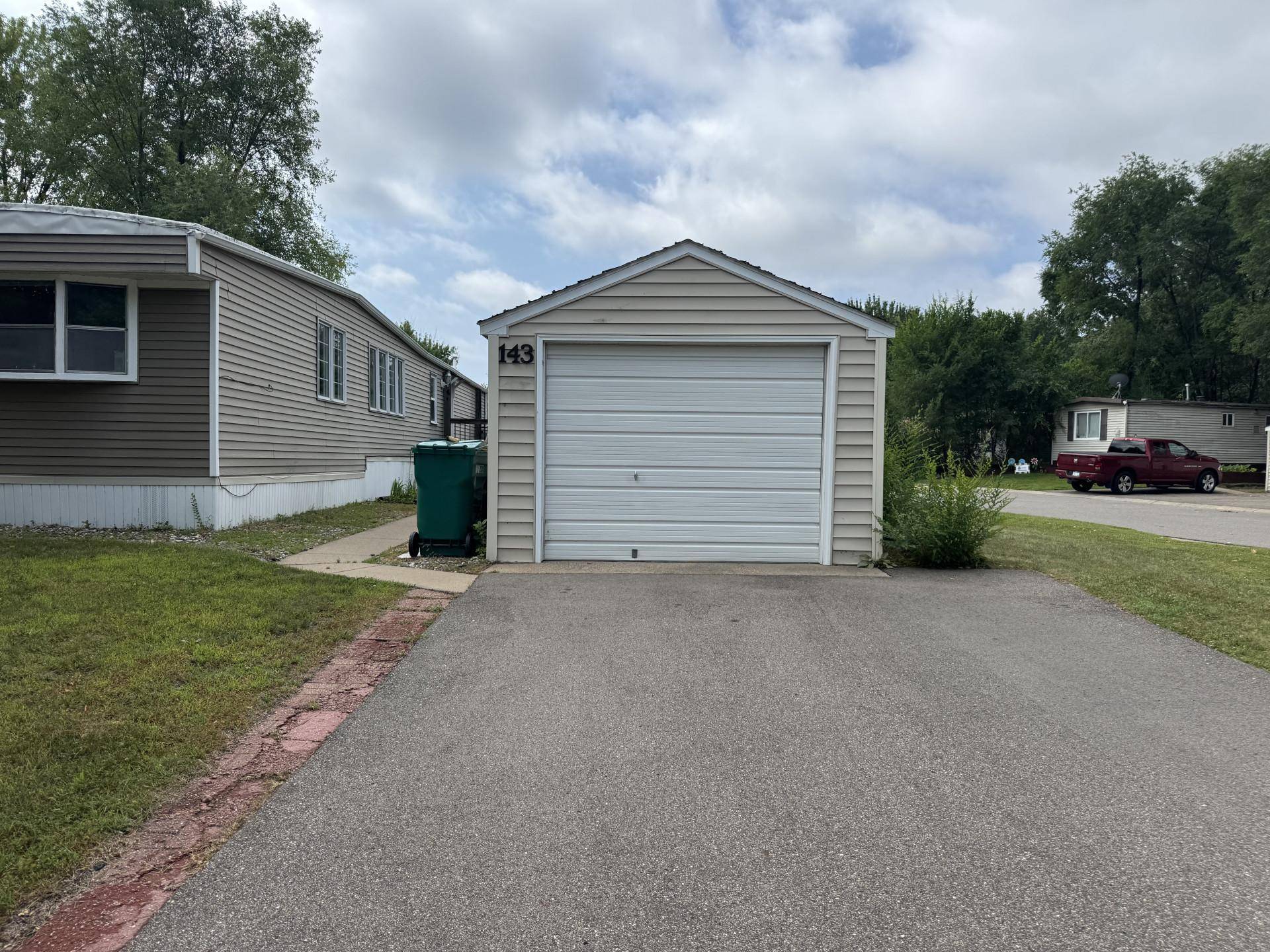 143 Judith DR, Chaska, MN 55318