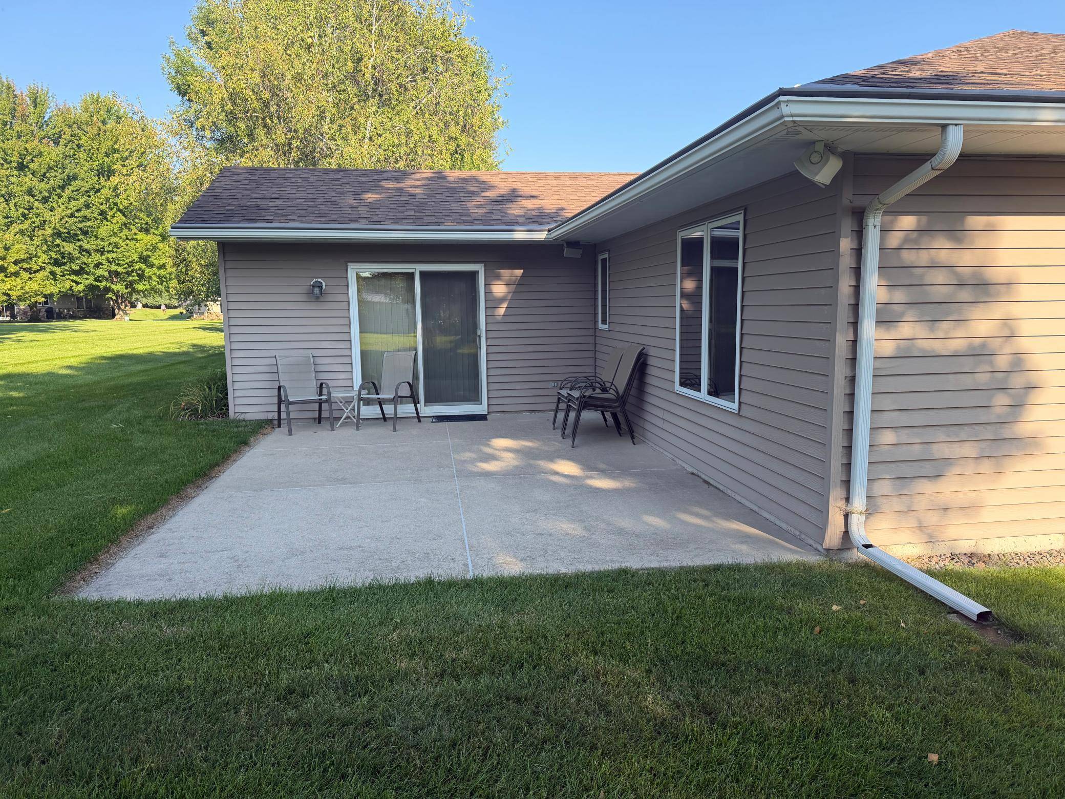217 Green Lea LN, Albert Lea, MN 56007