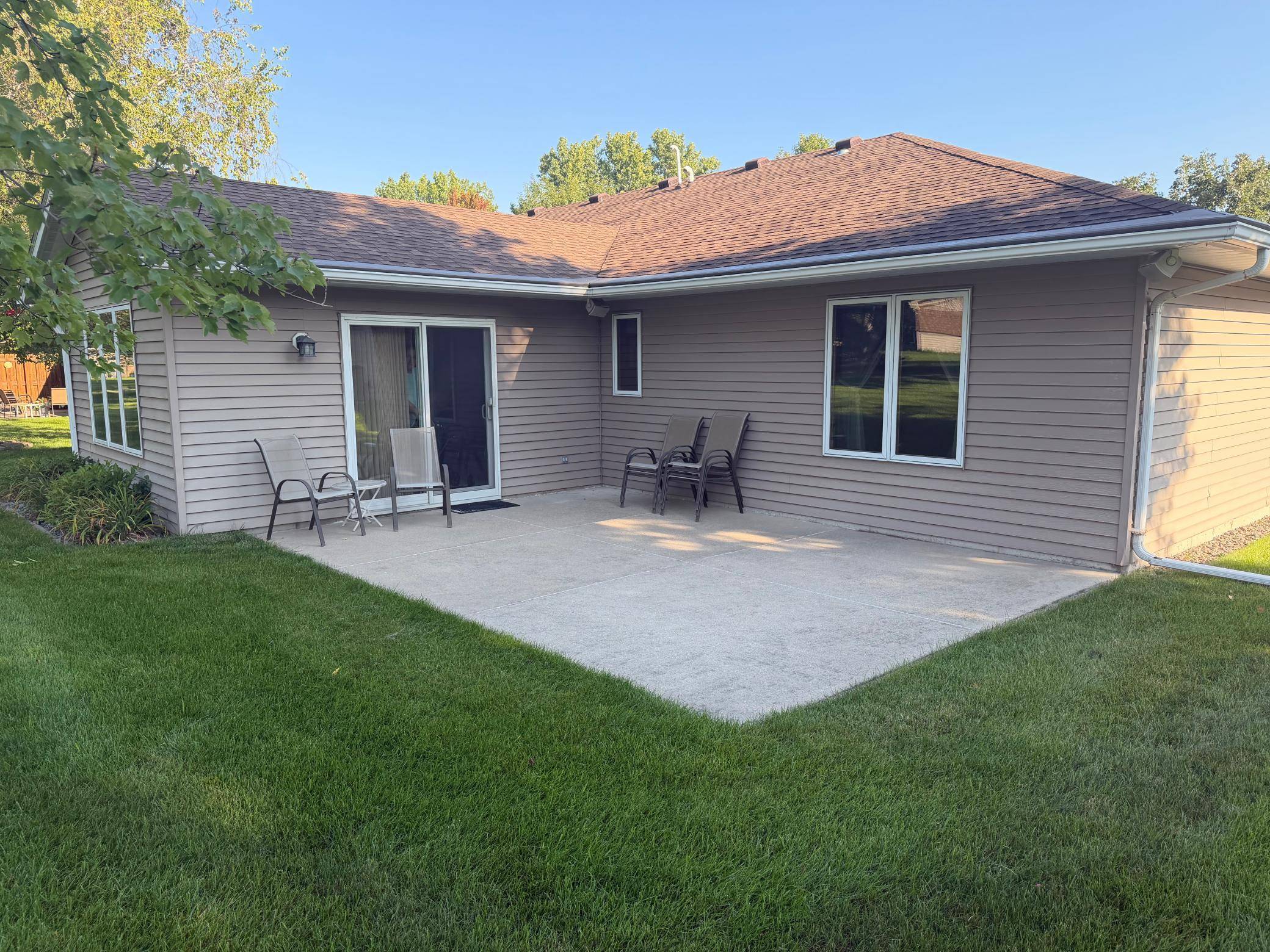 217 Green Lea LN, Albert Lea, MN 56007