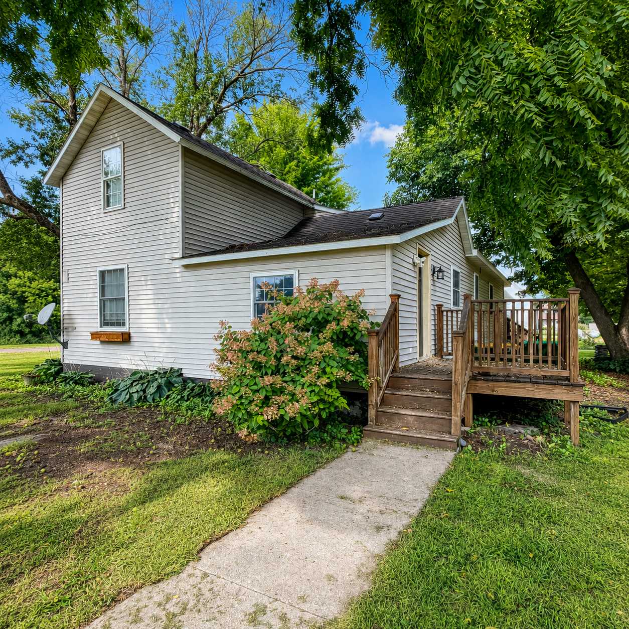 212 W Grant ST, Ceylon, MN 56121