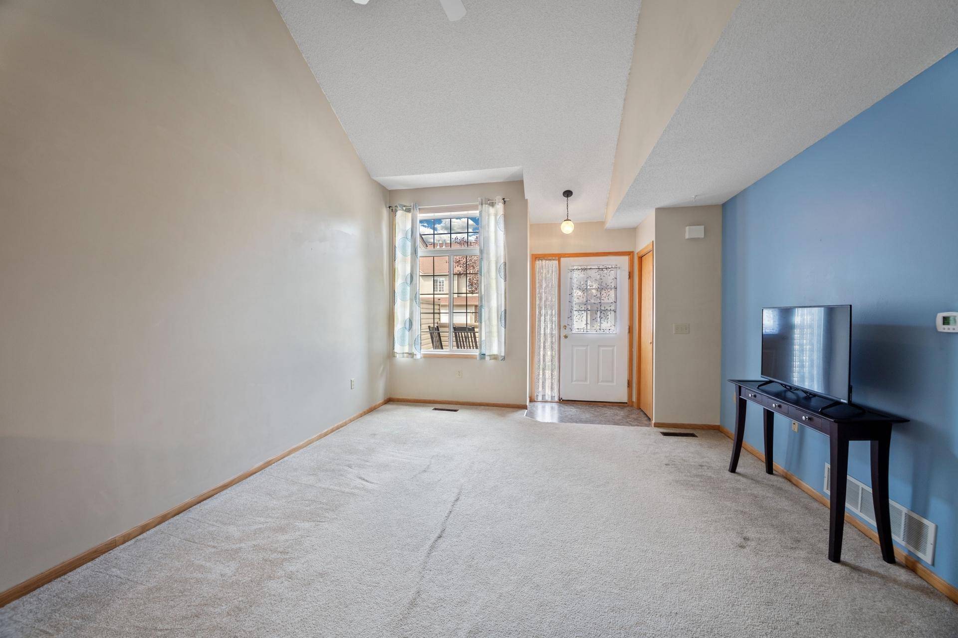 2462 Oakridge CIR, Hudson, WI 54016