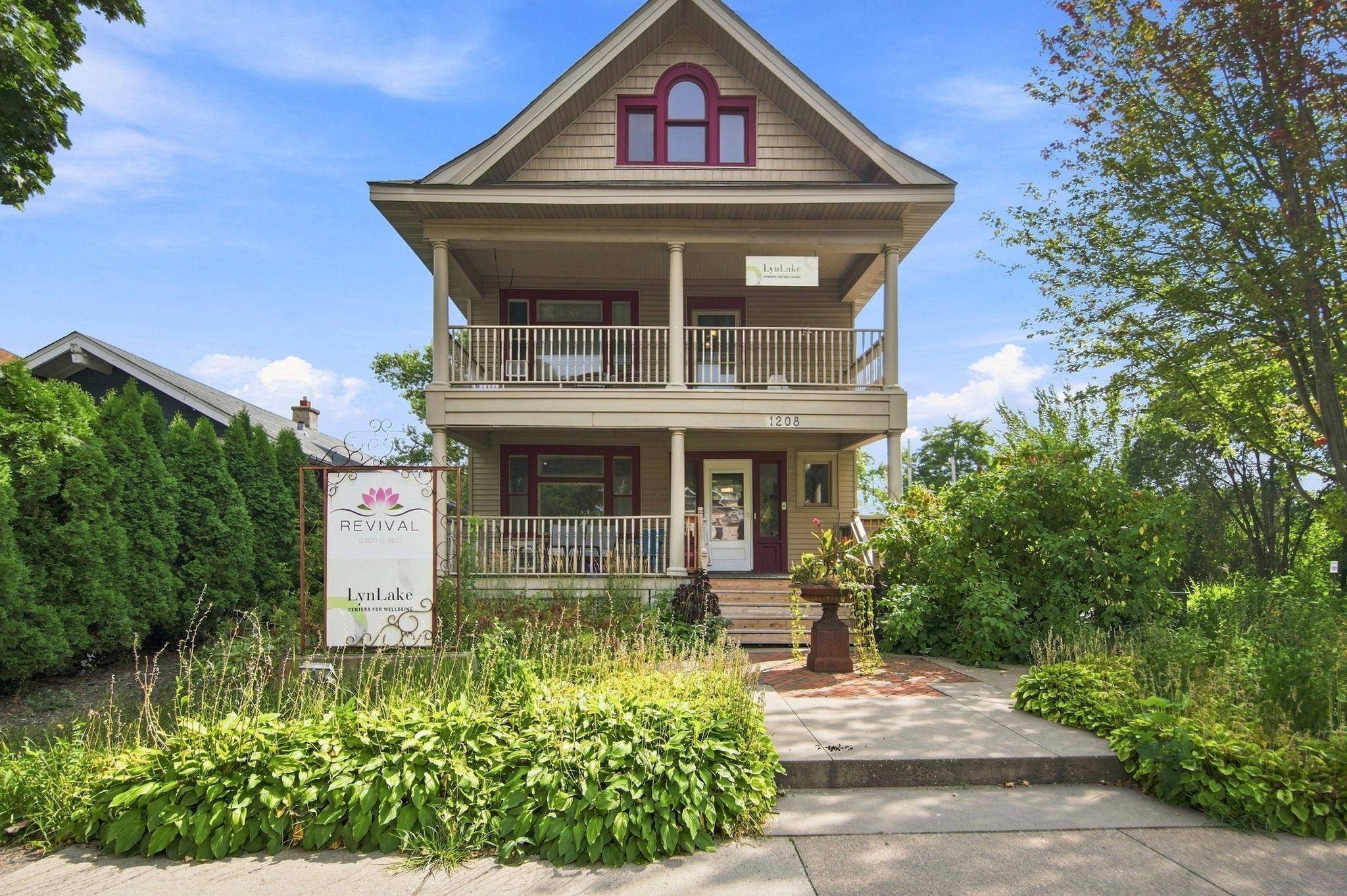 1208 Grand AVE, Saint Paul, MN 55105