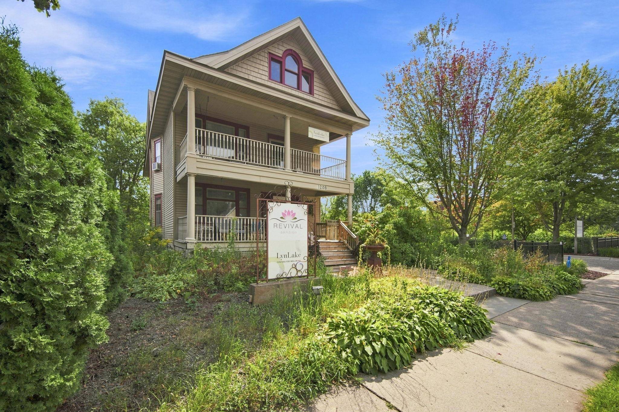 1208 Grand AVE, Saint Paul, MN 55105