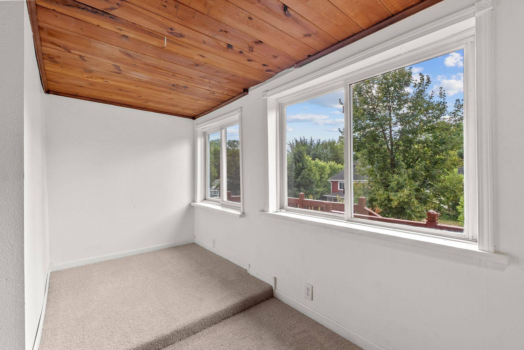 1097 Suburban AVE, Saint Paul, MN 55106
