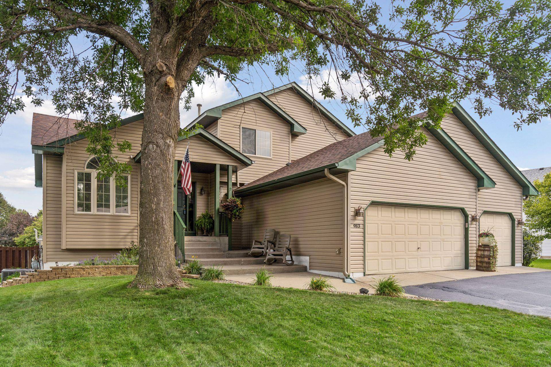 983 114th AVE NE, Blaine, MN 55434