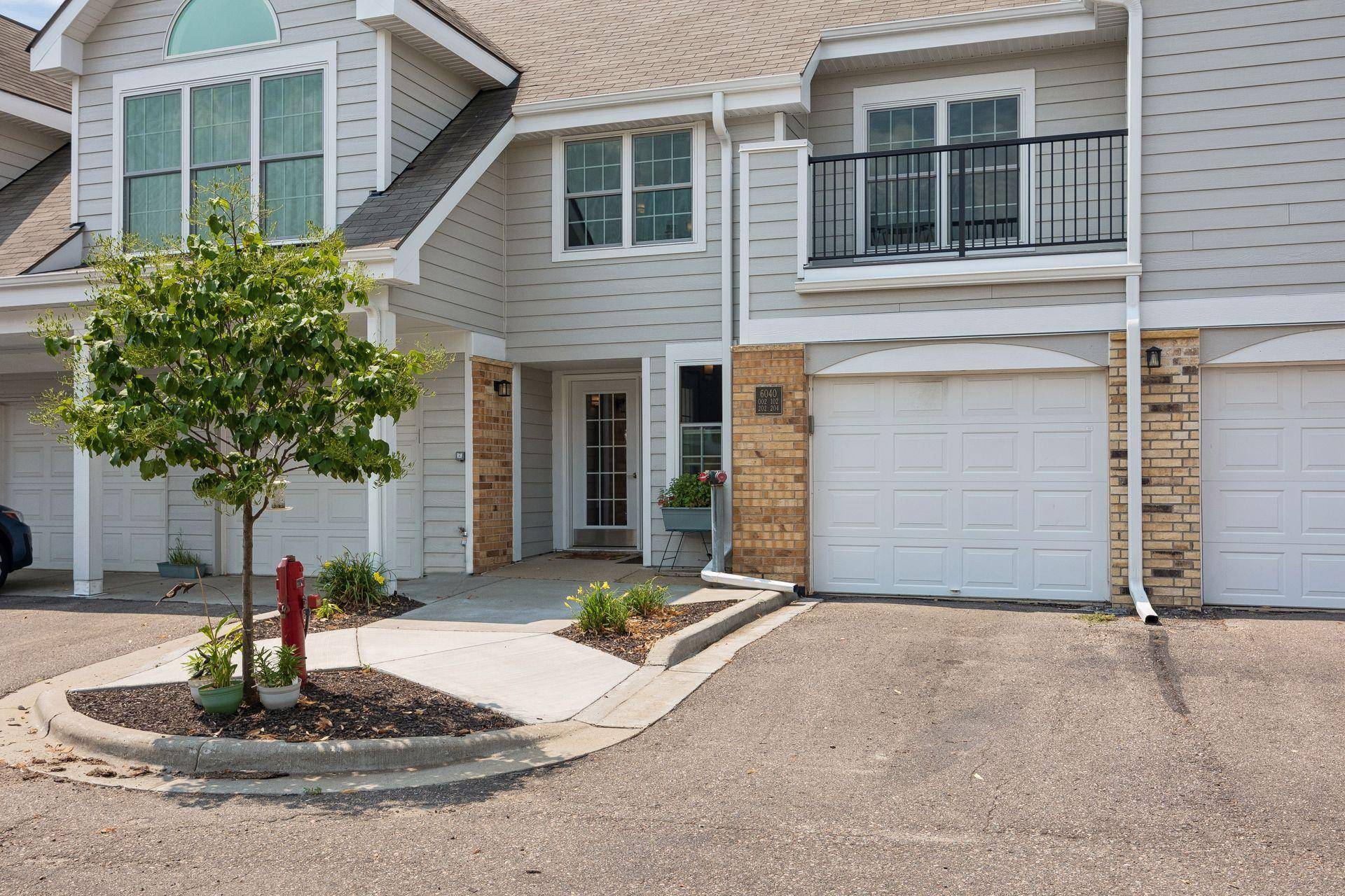 6040 Chasewood Pkwy #2, Minnetonka, MN 55343