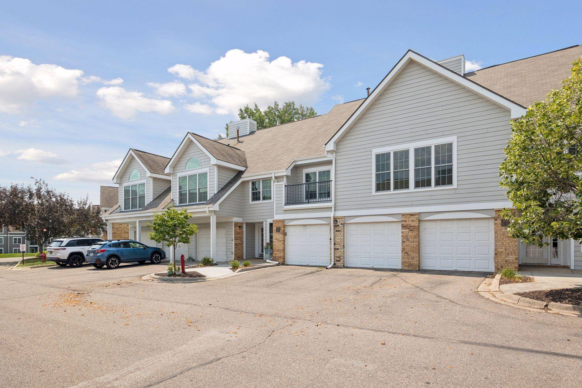 6040 Chasewood Pkwy #2, Minnetonka, MN 55343