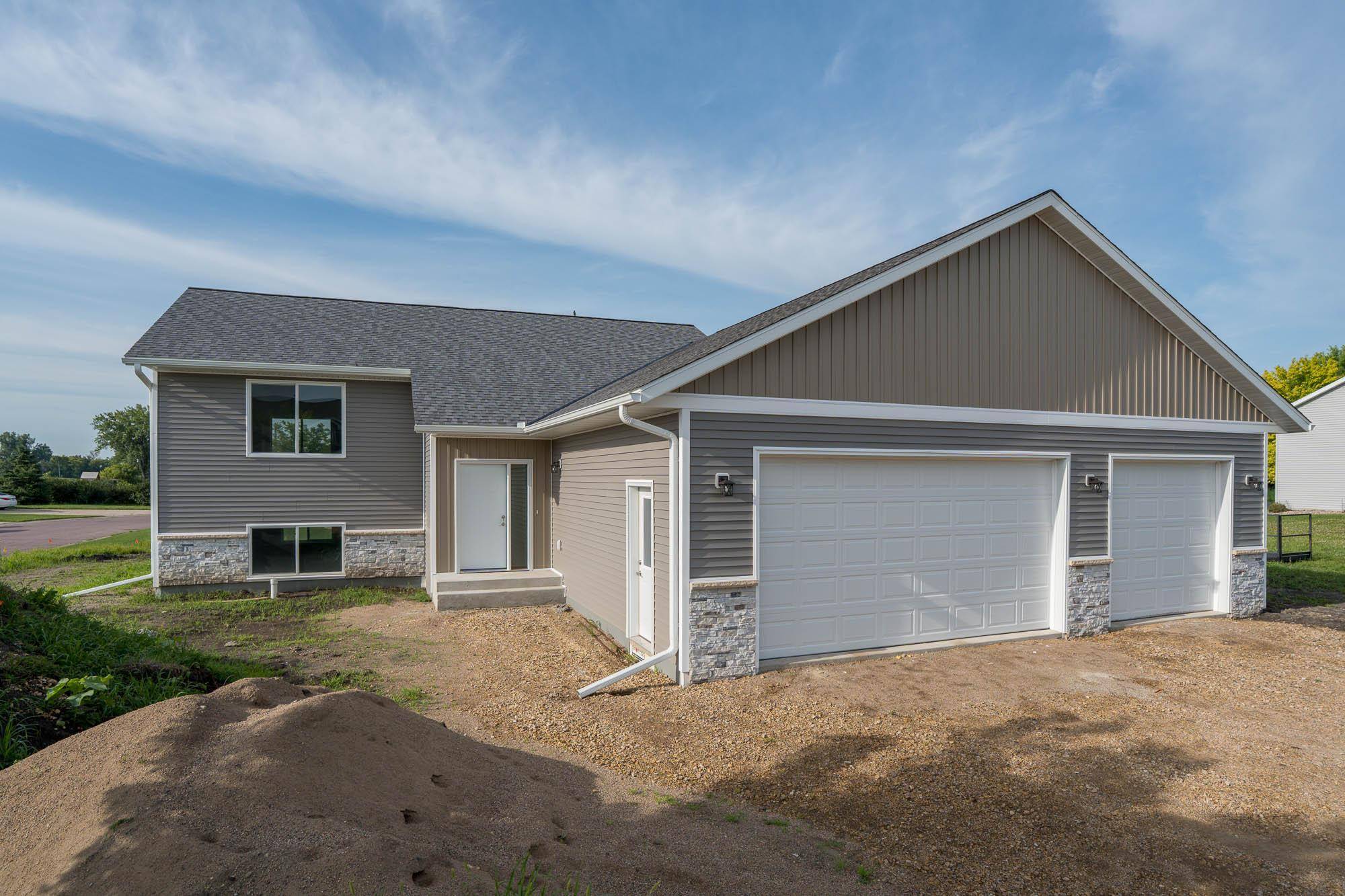 123 Erin CT, Nicollet, MN 56074