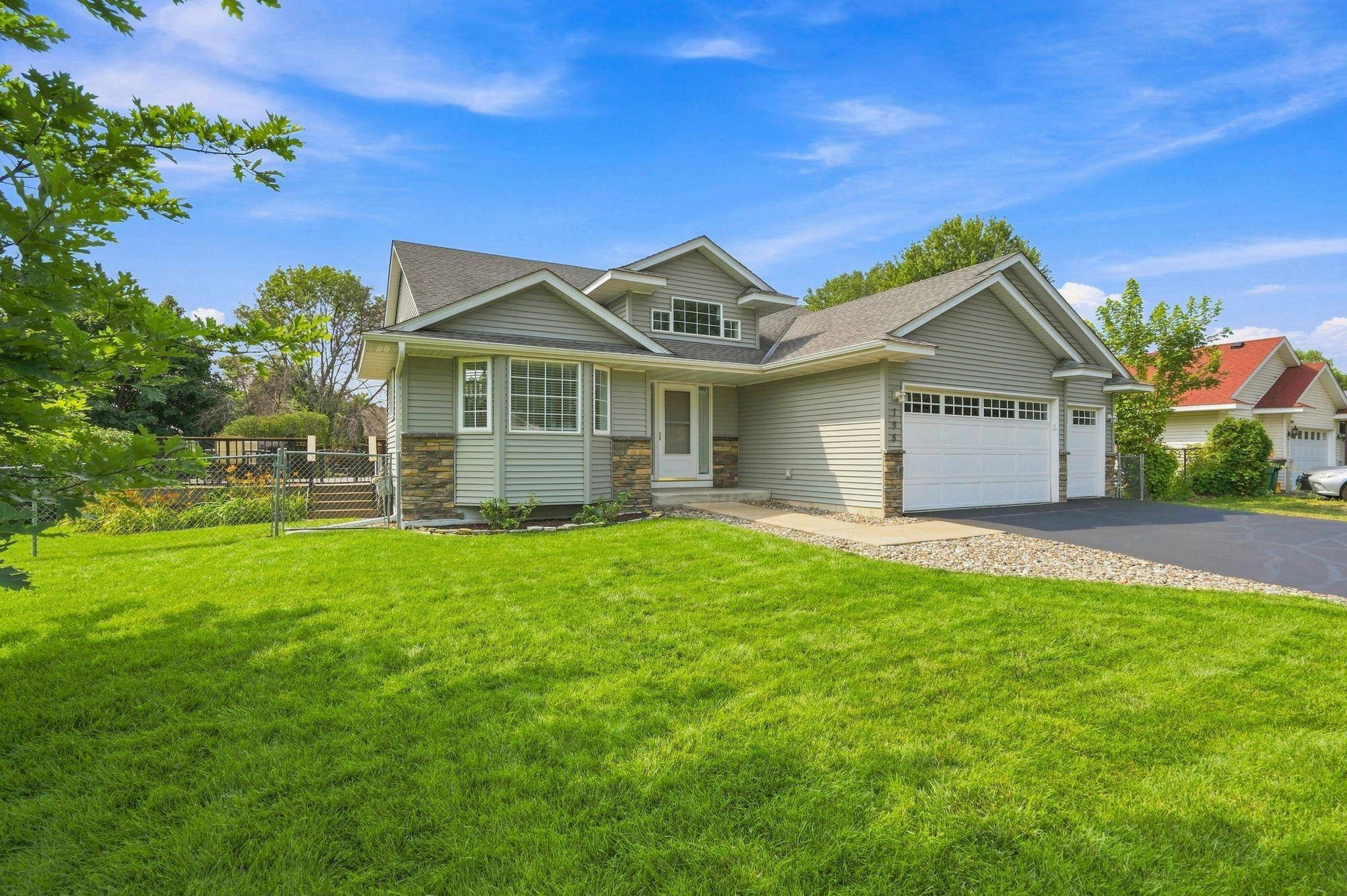 798 104th CT NE, Blaine, MN 55434