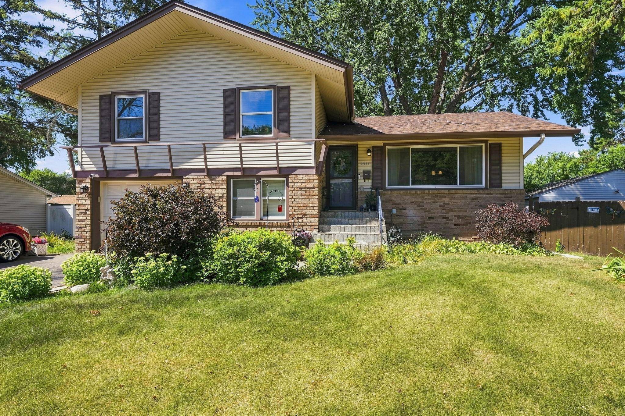 6933 Brunswick AVE N, Brooklyn Park, MN 55429