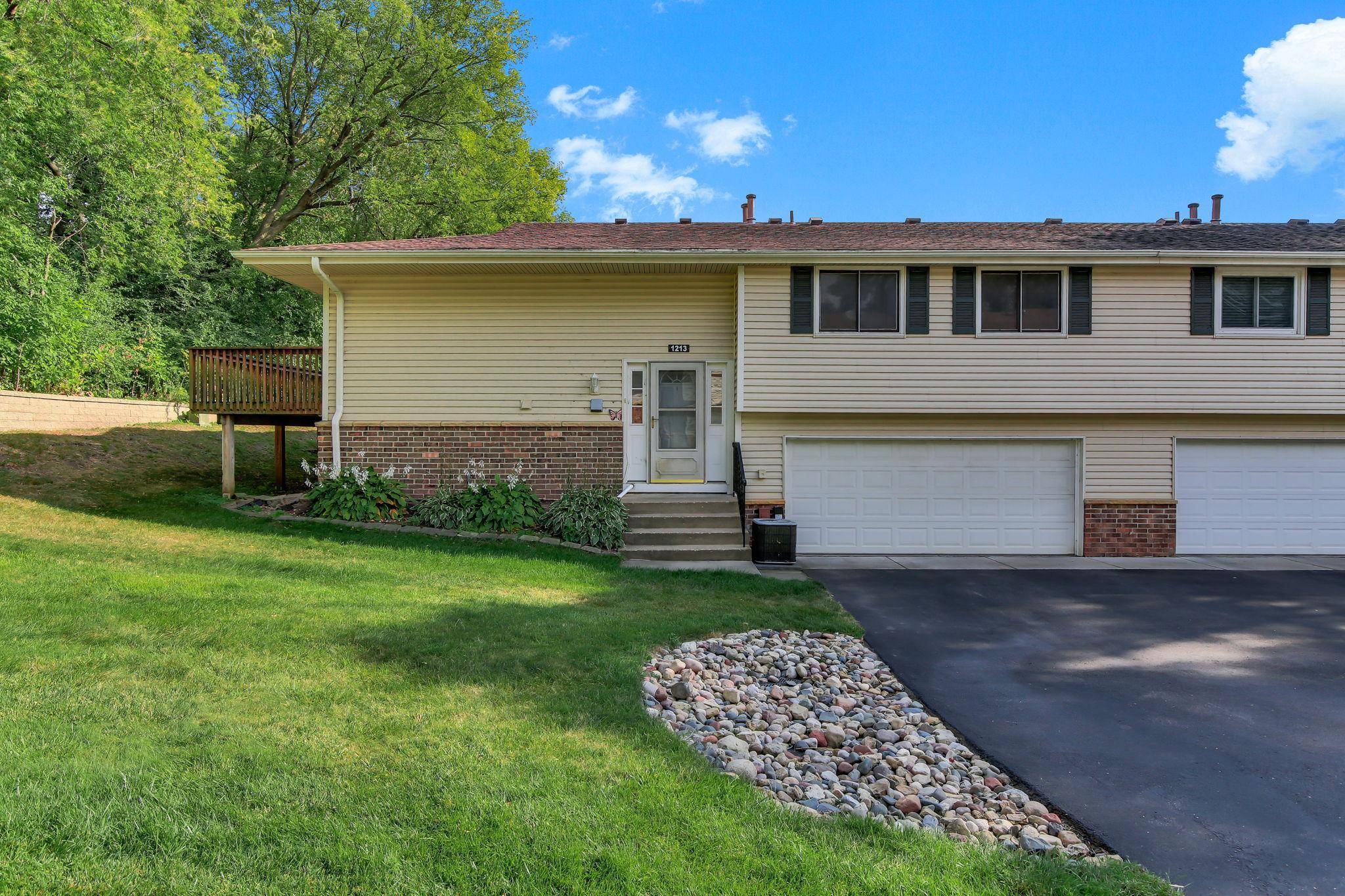 1213 Timbershore LN, Eagan, MN 55123