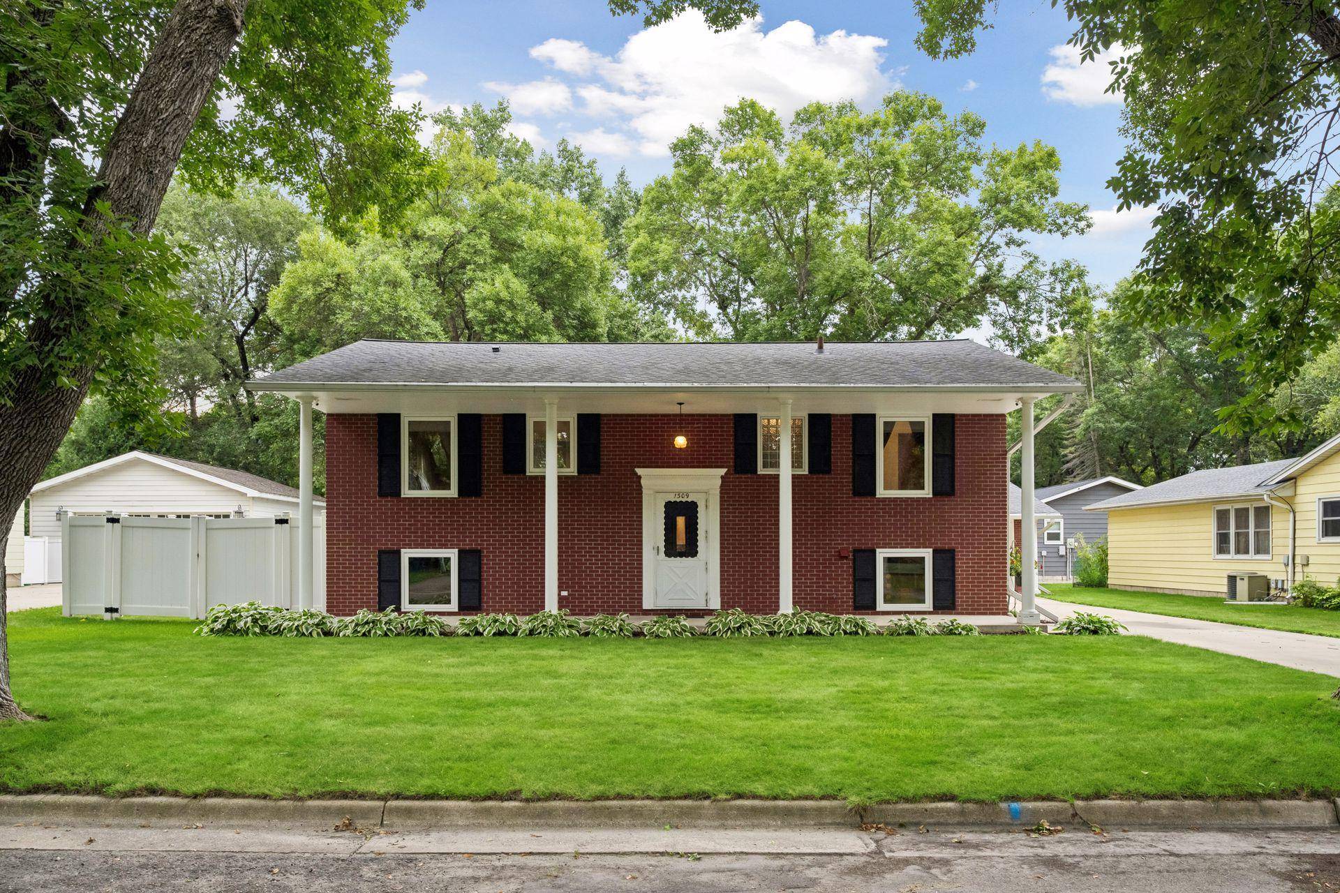 1309 10th ST SW, Willmar, MN 56201