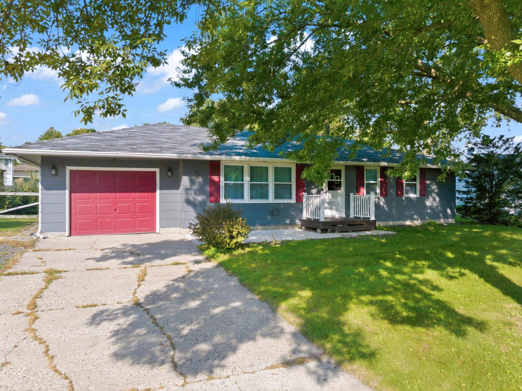1006 Elmhill DR, Albert Lea, MN 56007