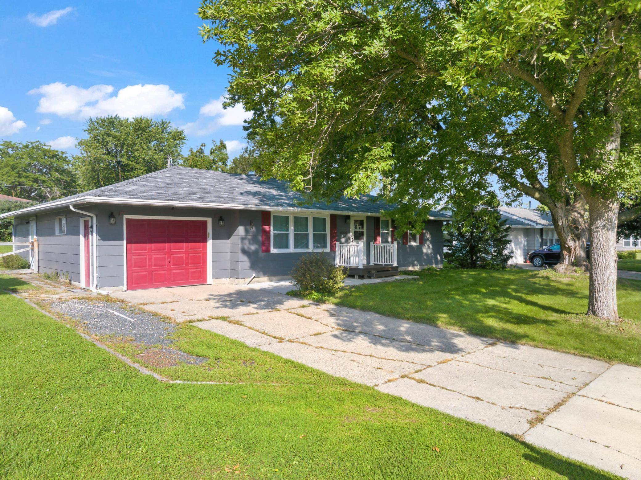 1006 Elmhill DR, Albert Lea, MN 56007