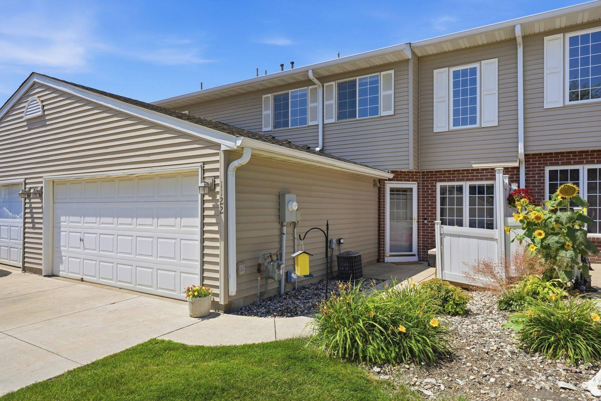 1122 Heather LN, Waconia, MN 55387