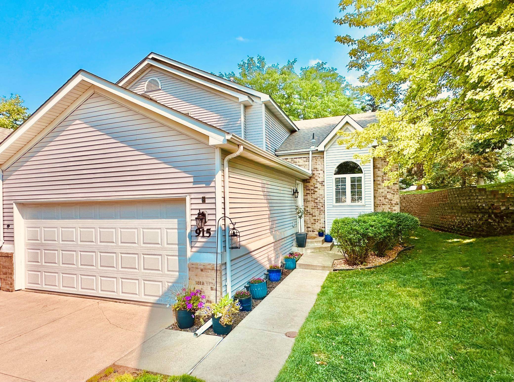 915 Kimberly LN, Chanhassen, MN 55317