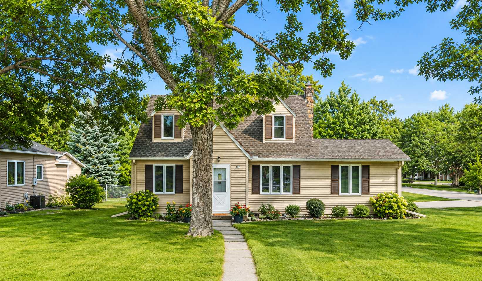 217 2nd AVE NE, New London, MN 56273