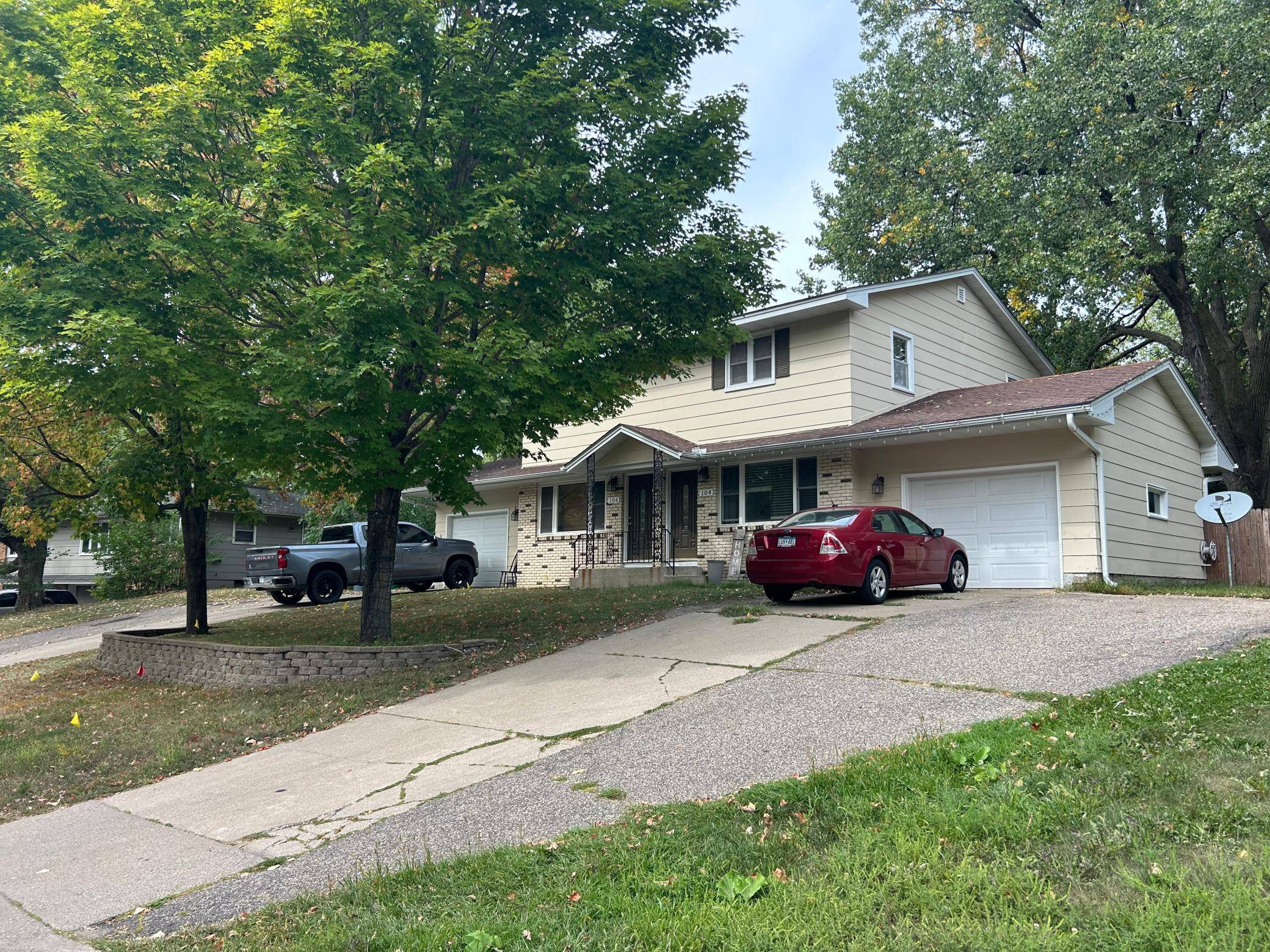 104 Meadow CIR S, Burnsville, MN 55337