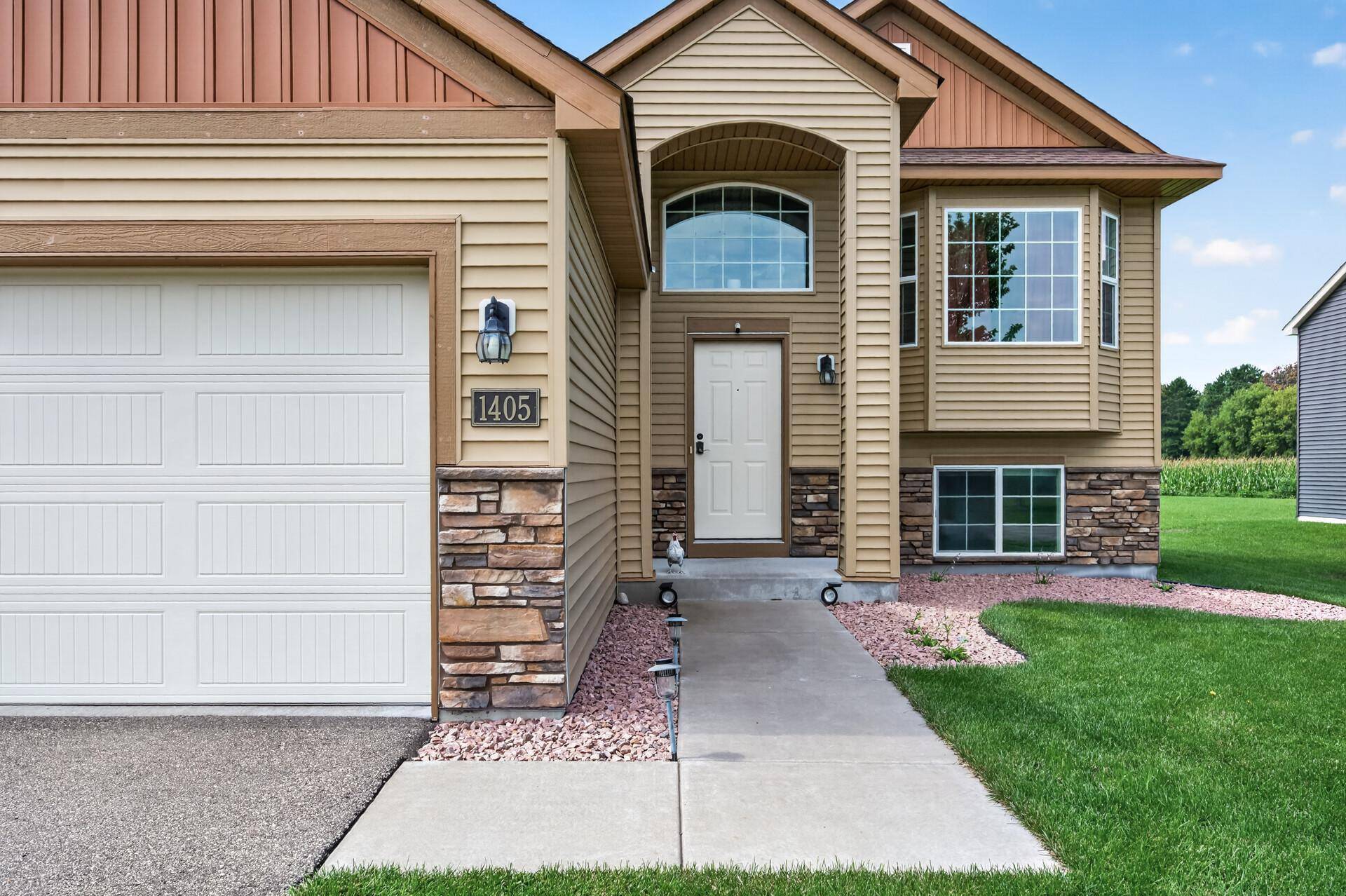 1405 Carlson DR, Isanti, MN 55040