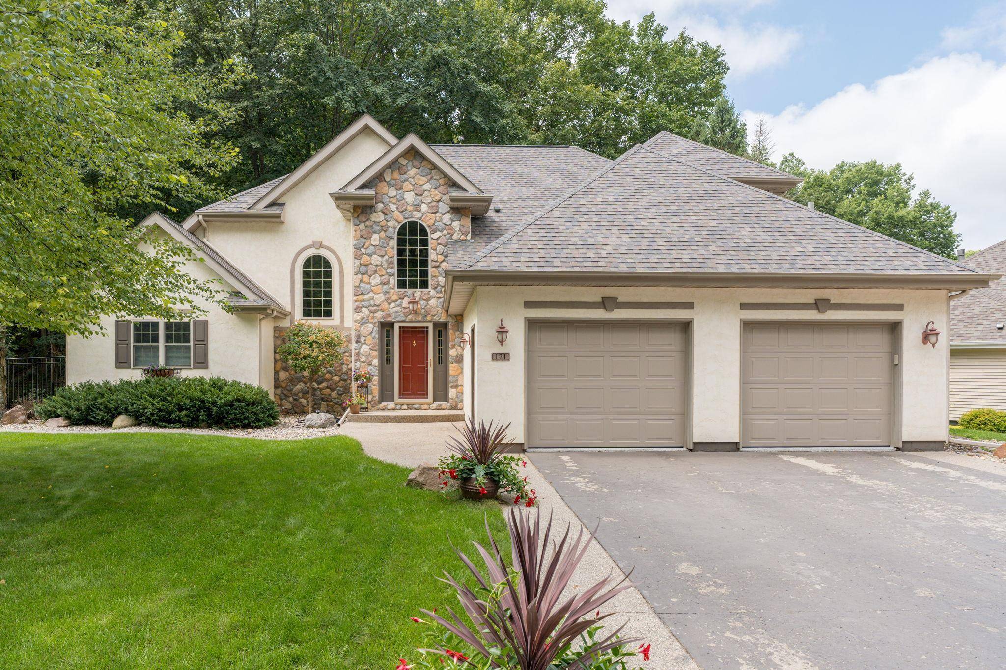 121 Bartholomew LN, Mankato, MN 56001
