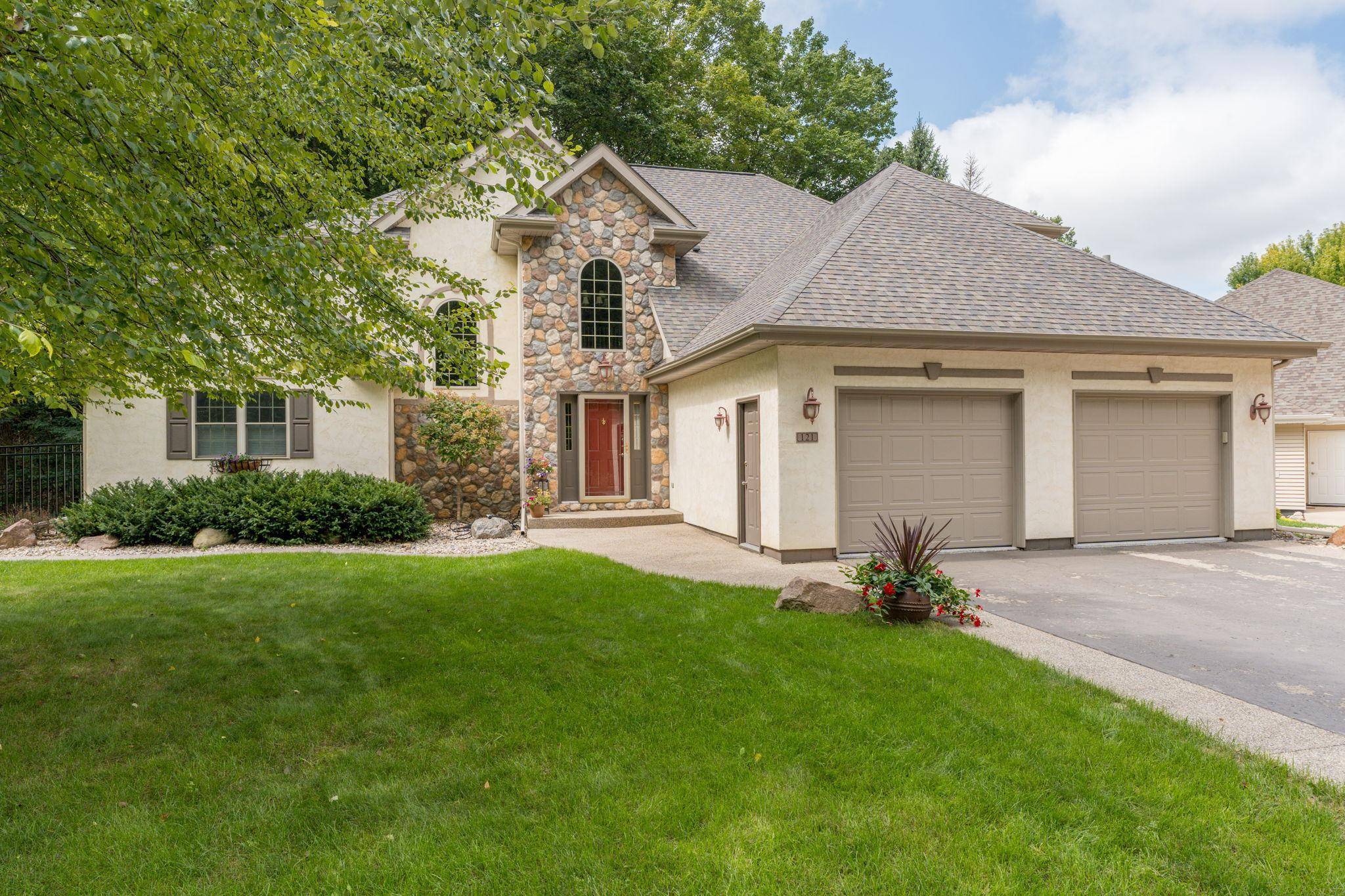121 Bartholomew LN, Mankato, MN 56001