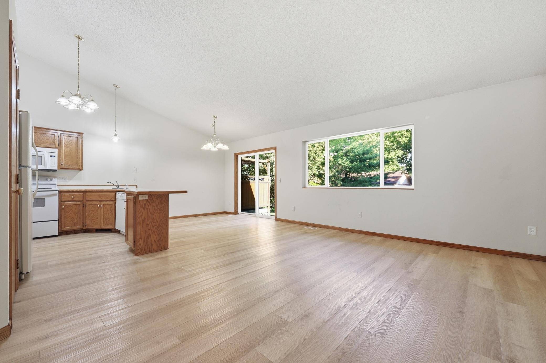 614 Golden Gate LN, Winsted, MN 55395