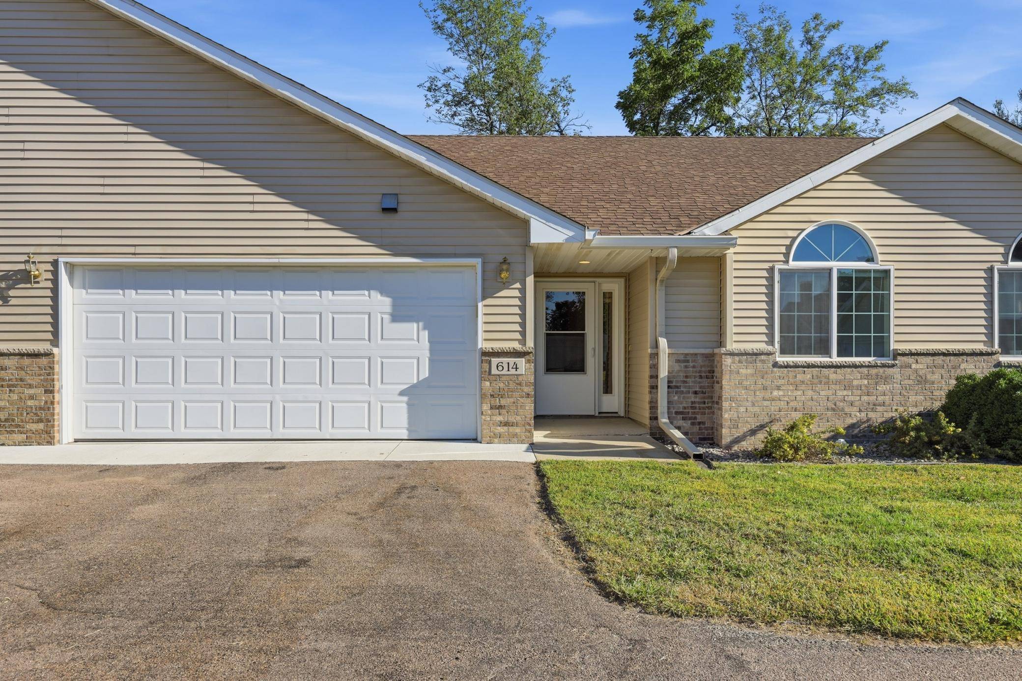 614 Golden Gate LN, Winsted, MN 55395