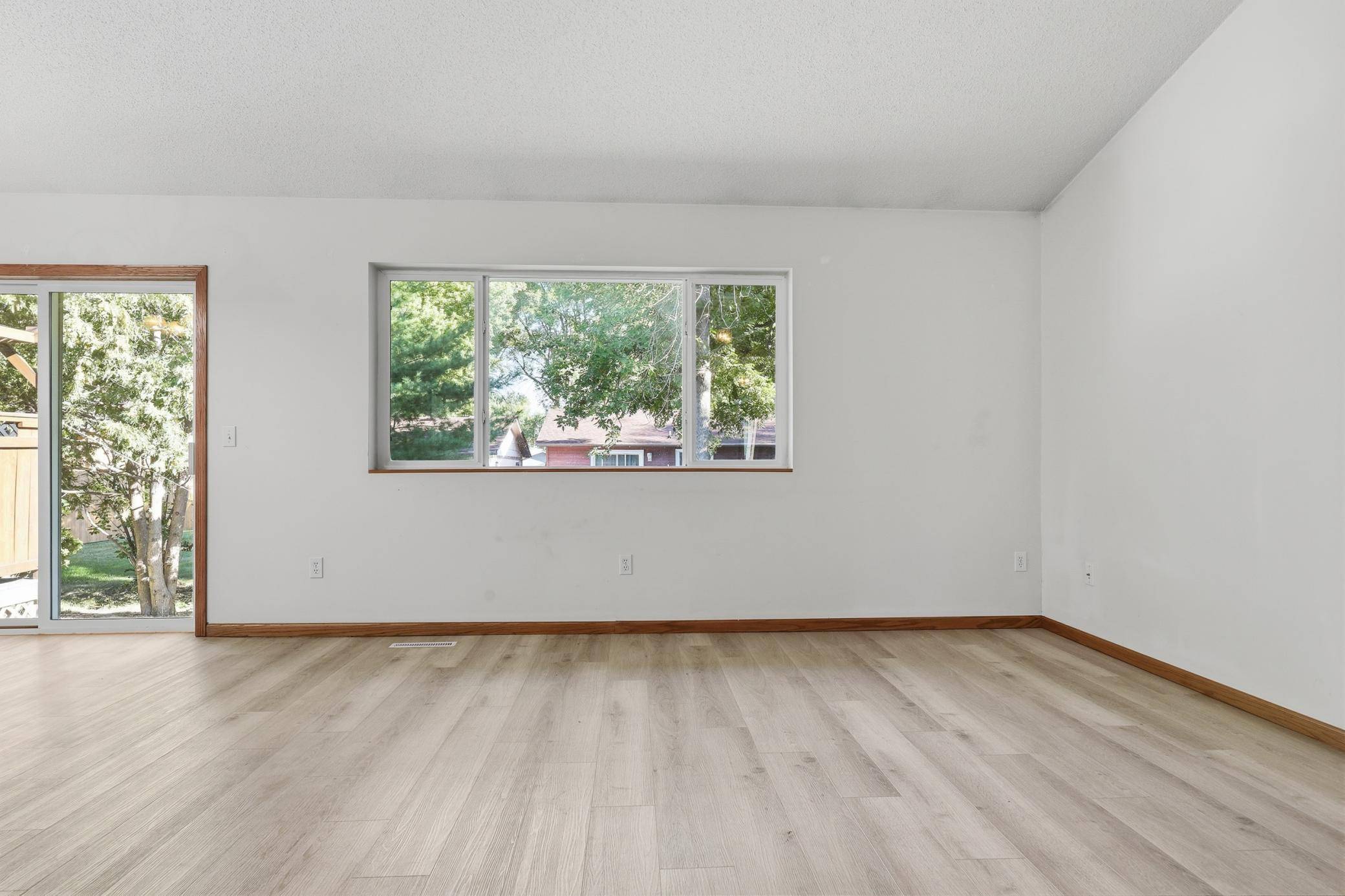 614 Golden Gate LN, Winsted, MN 55395