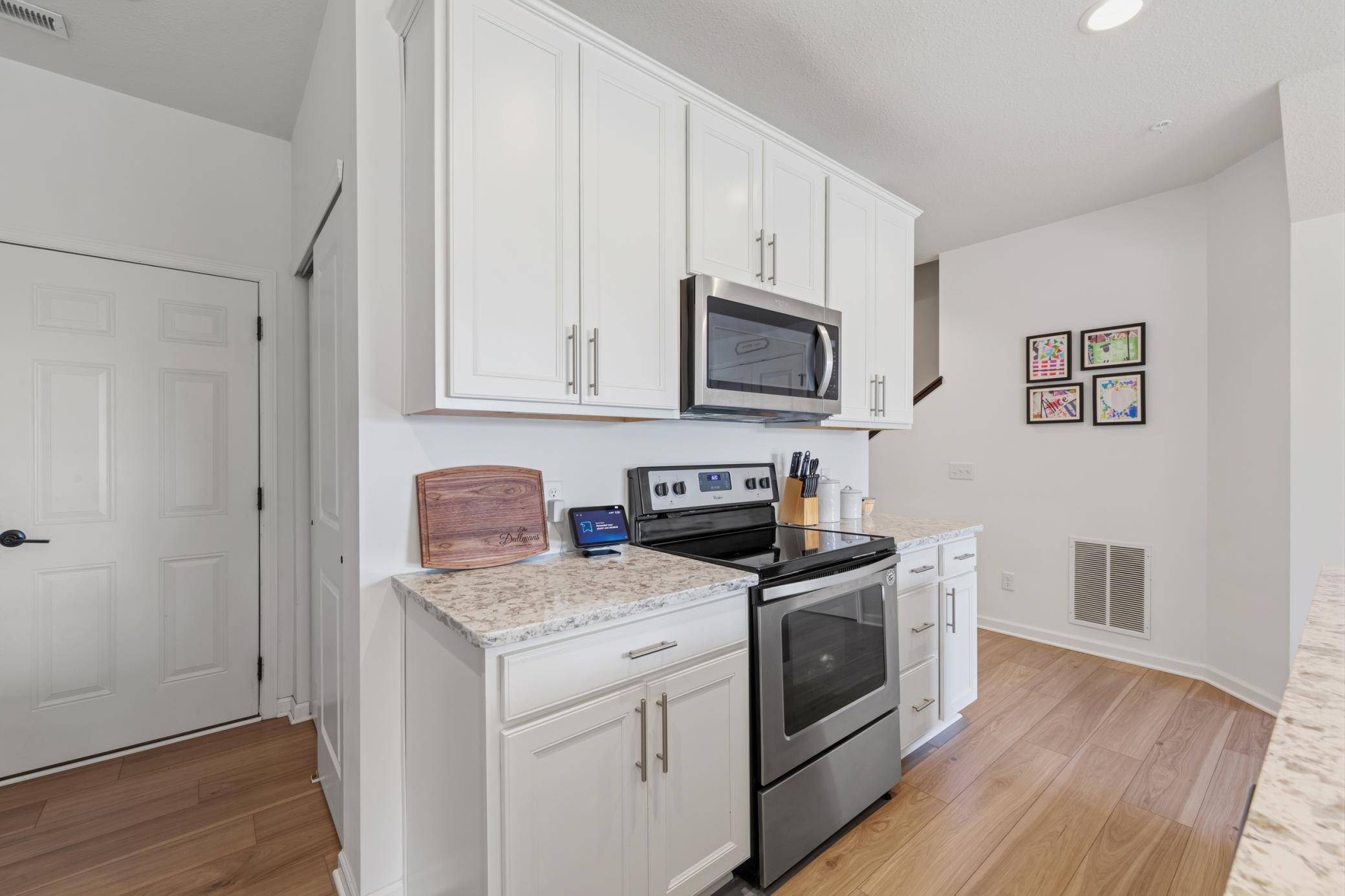 762 Stonegate RD, Chanhassen, MN 55317