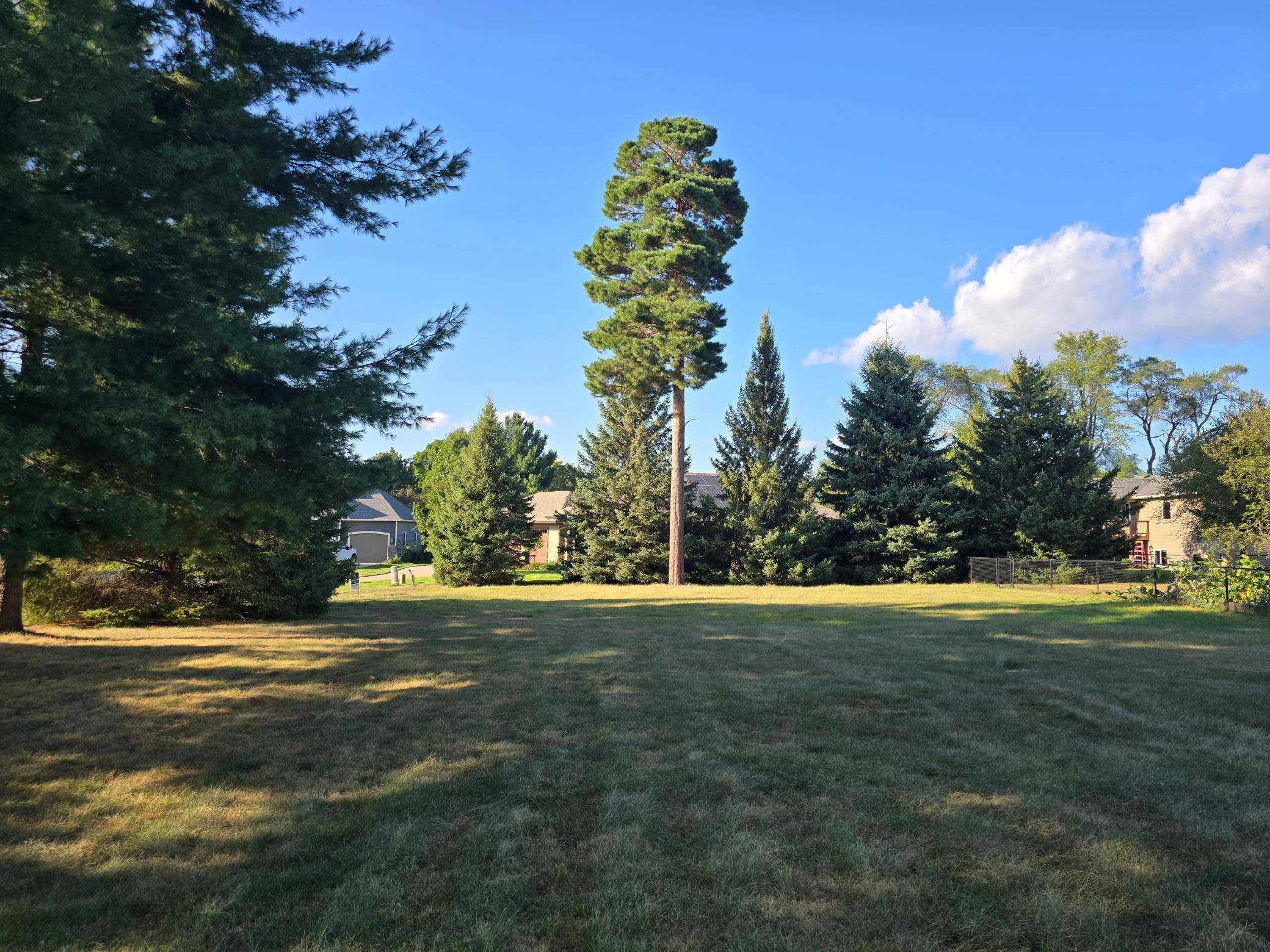 560 Fisher Cir, Vadnais Heights, MN 55127