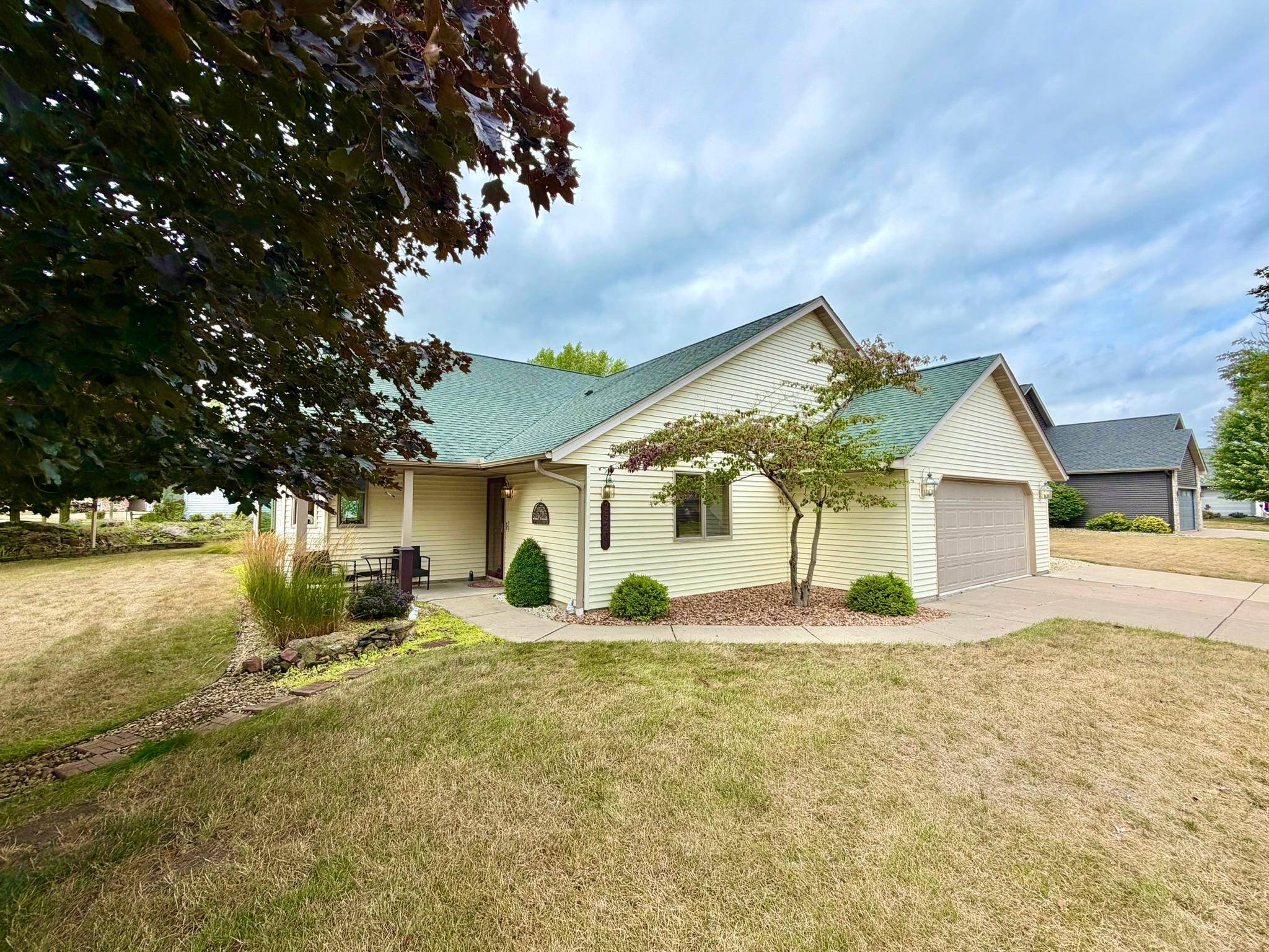 2520 Sunny Meadow LN, Red Wing, MN 55066