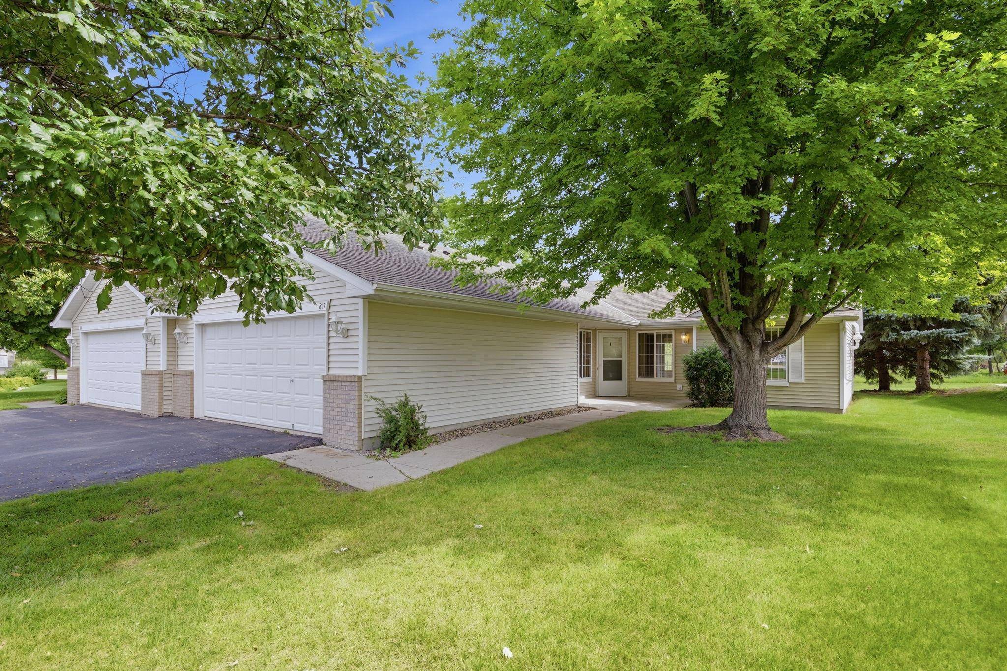 817 Greensview CT NW, Hutchinson, MN 55350
