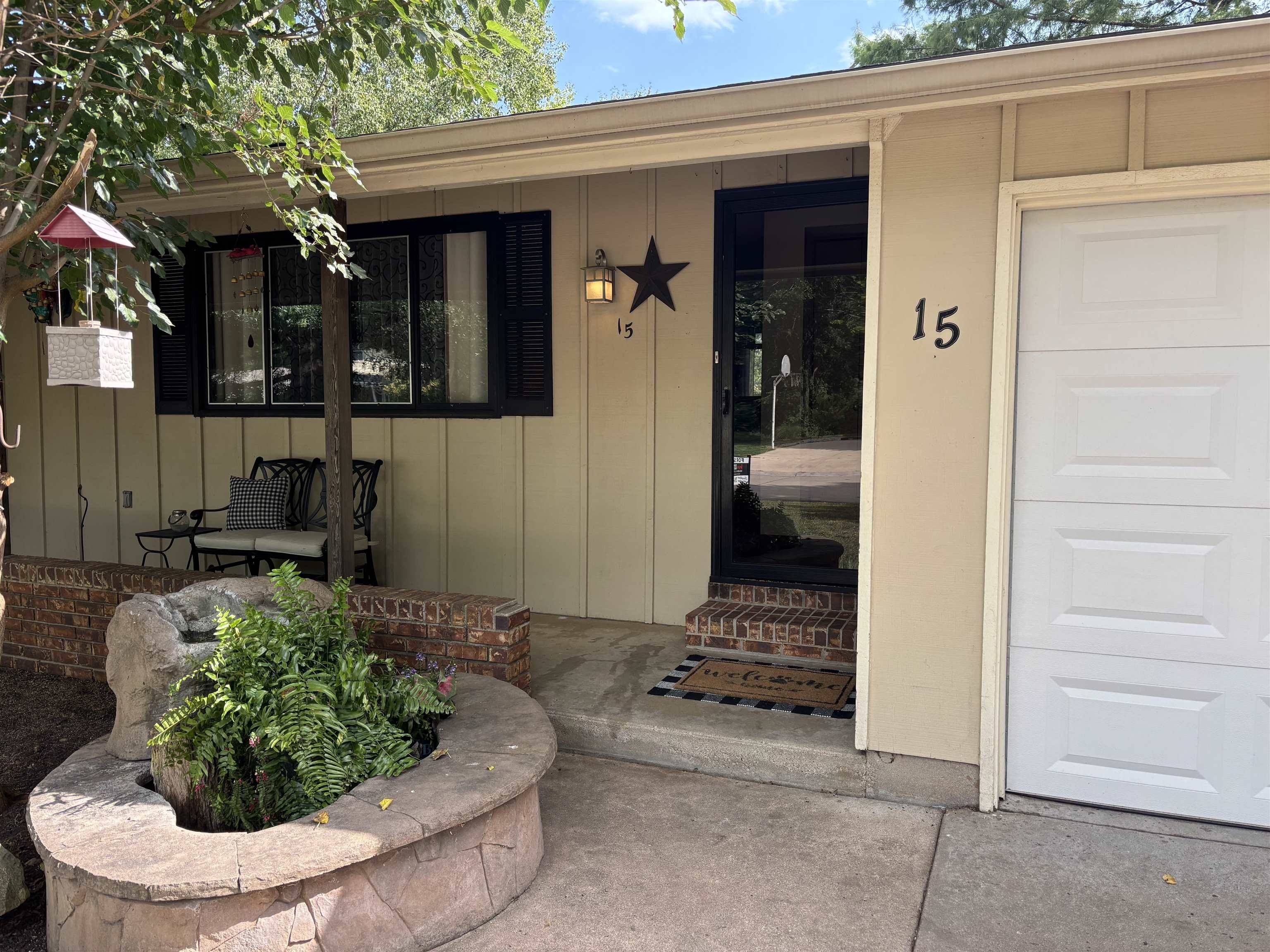 15 Sunset Drive, Hesston, KS 67062