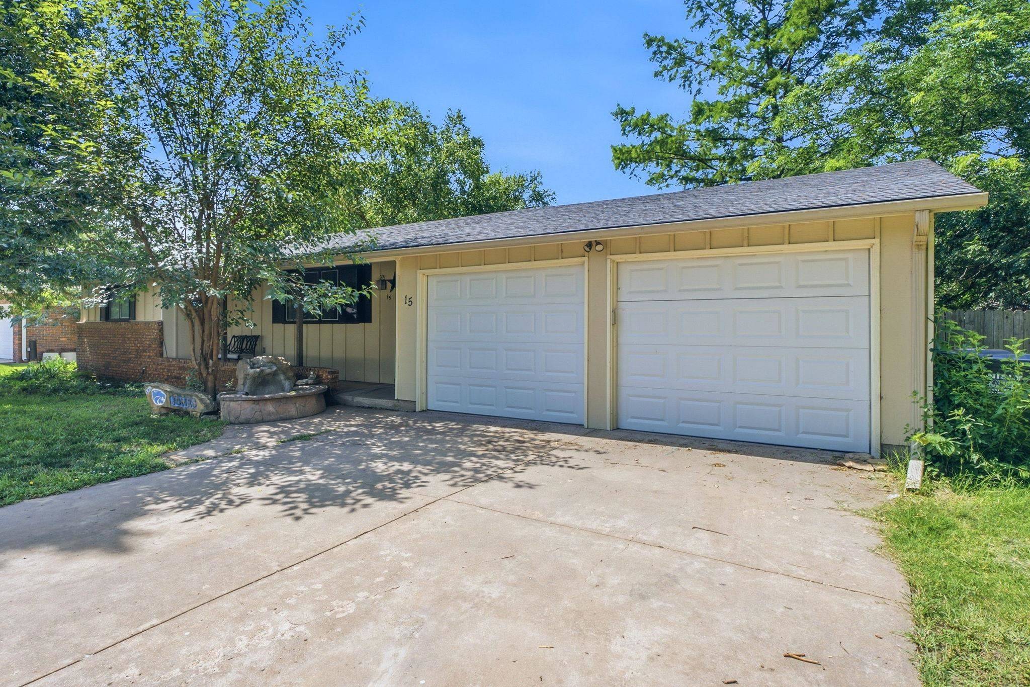 15 Sunset Drive, Hesston, KS 67062