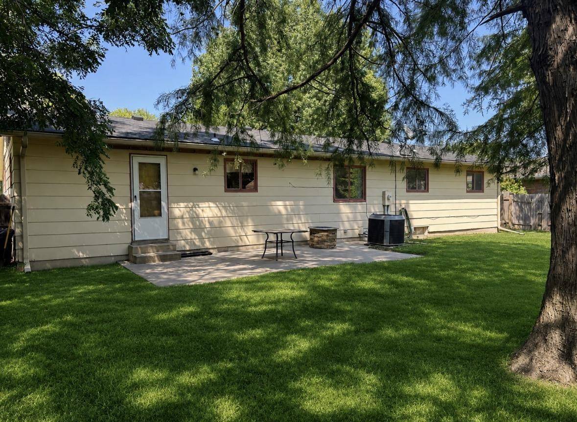 15 Sunset Drive, Hesston, KS 67062