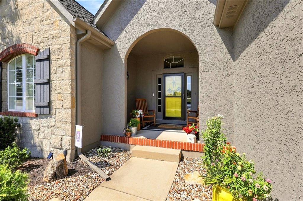 10948 S Cottage CT, Olathe, KS 66061