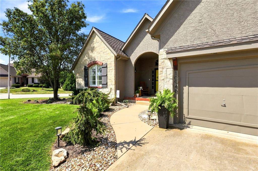 10948 S Cottage CT, Olathe, KS 66061