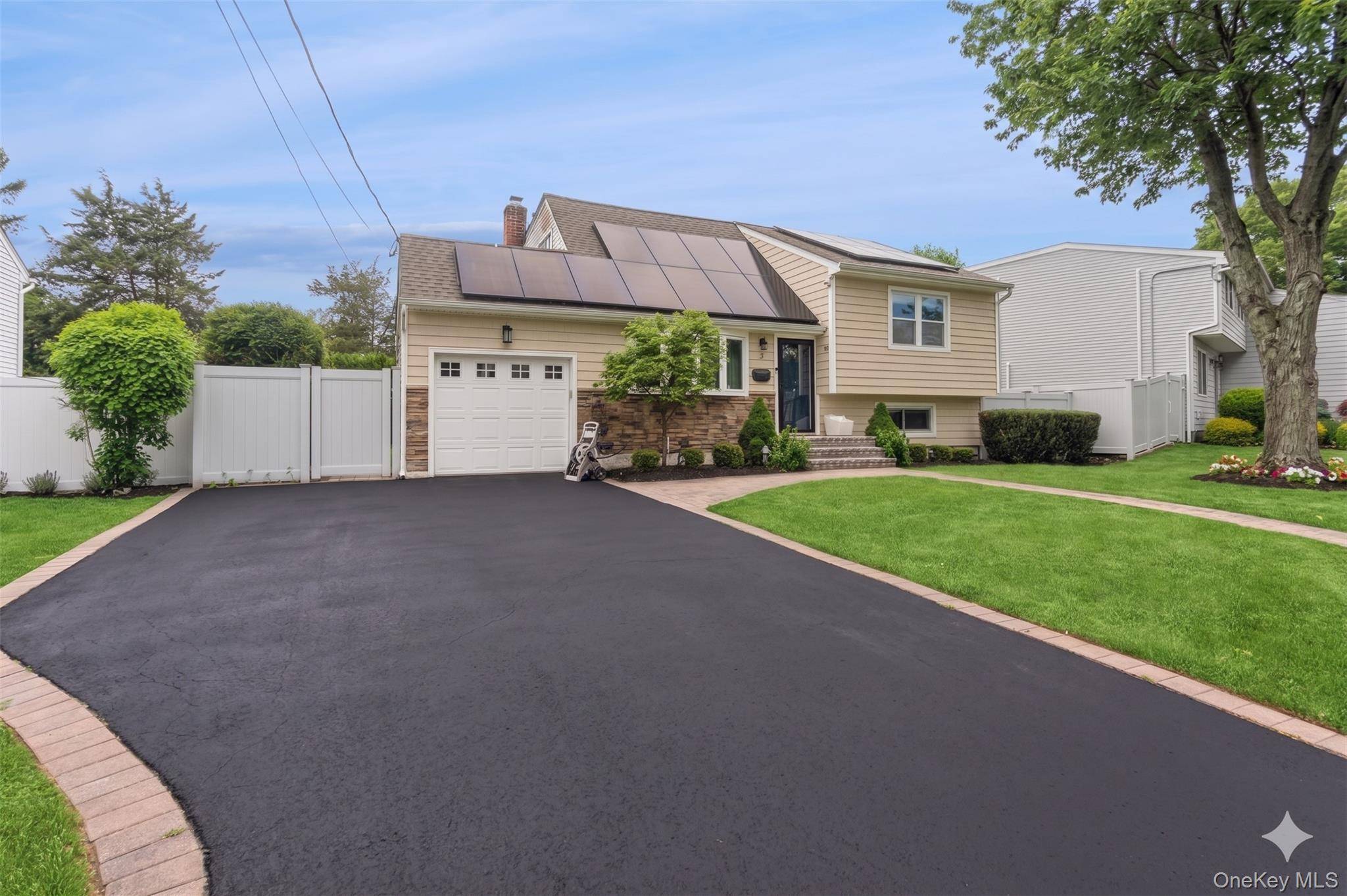 19 Fleetwood AVE, Melville, NY 11747