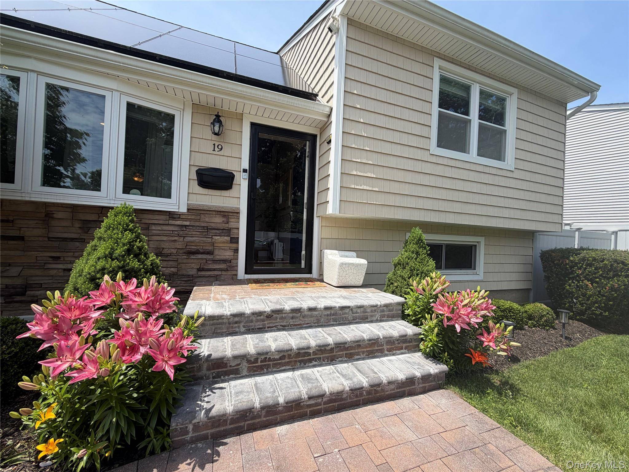 19 Fleetwood AVE, Melville, NY 11747