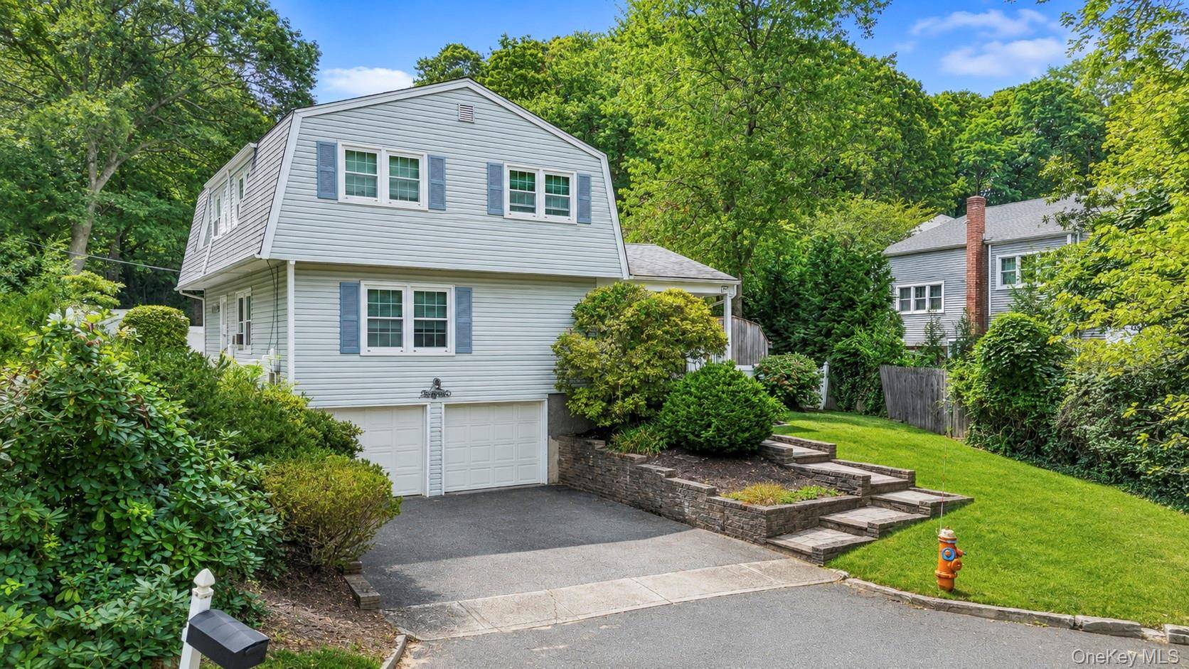 35 Sanford ST, Huntington Station, NY 11746
