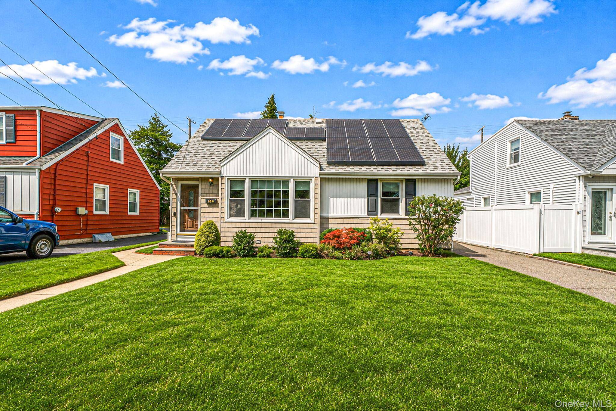 190 Albertson PL, Mineola, NY 11501