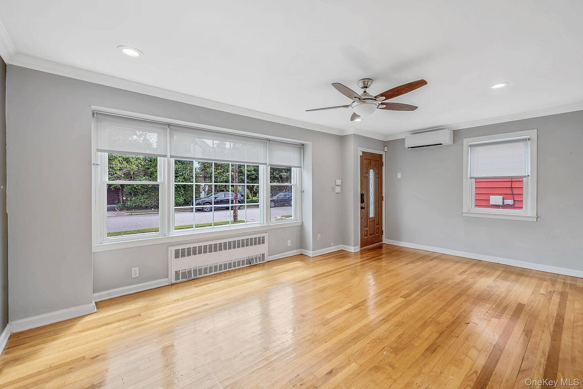 190 Albertson PL, Mineola, NY 11501