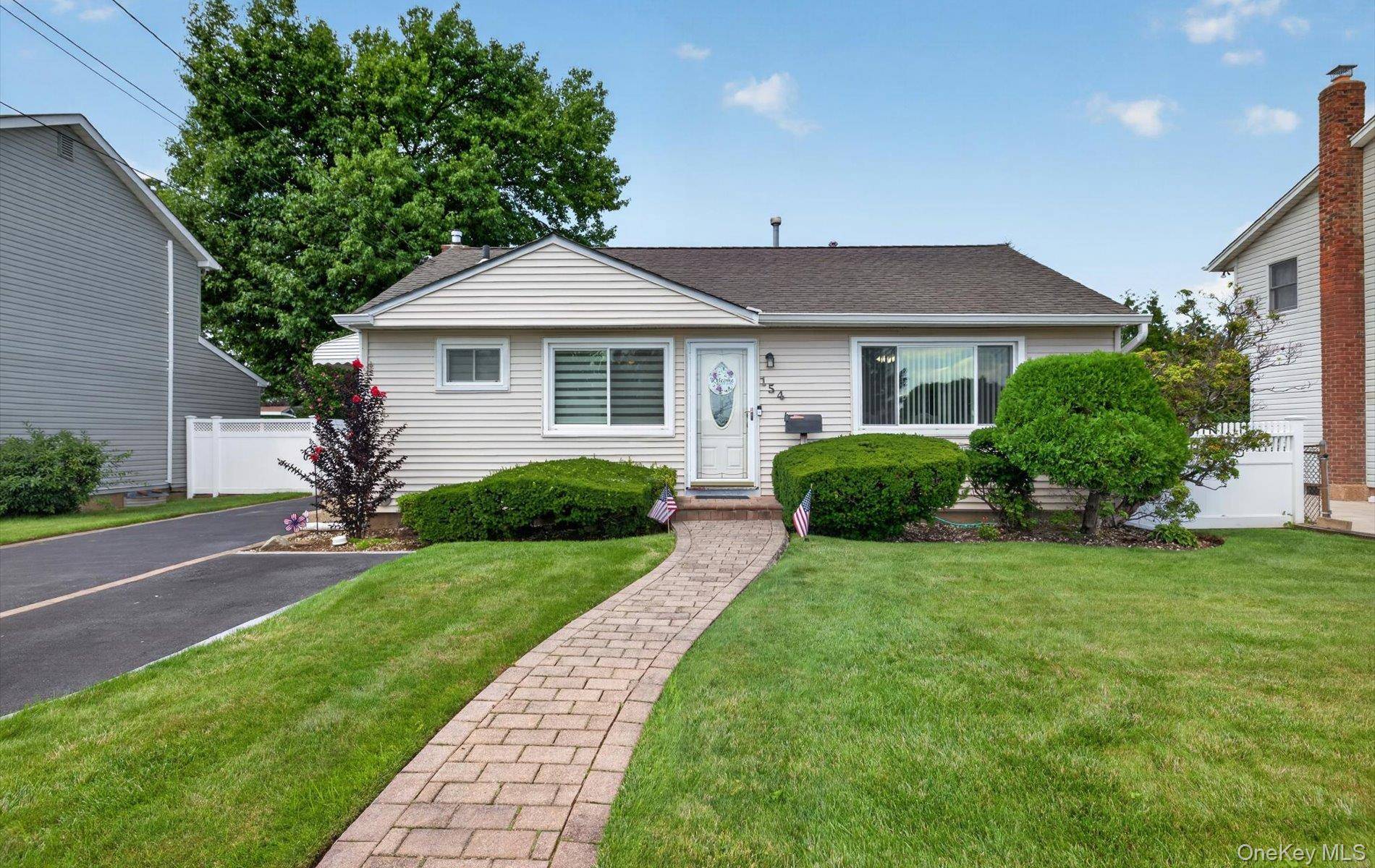 154 Park LN, Massapequa, NY 11758