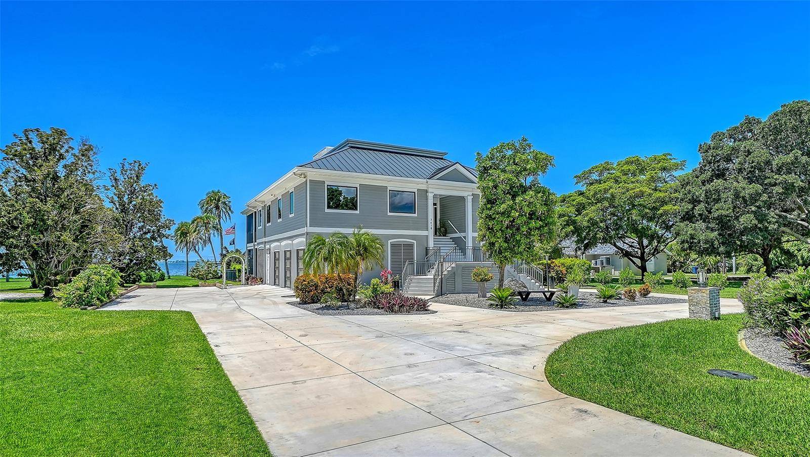 7418 WESTMORELAND DR, Sarasota, FL 34243