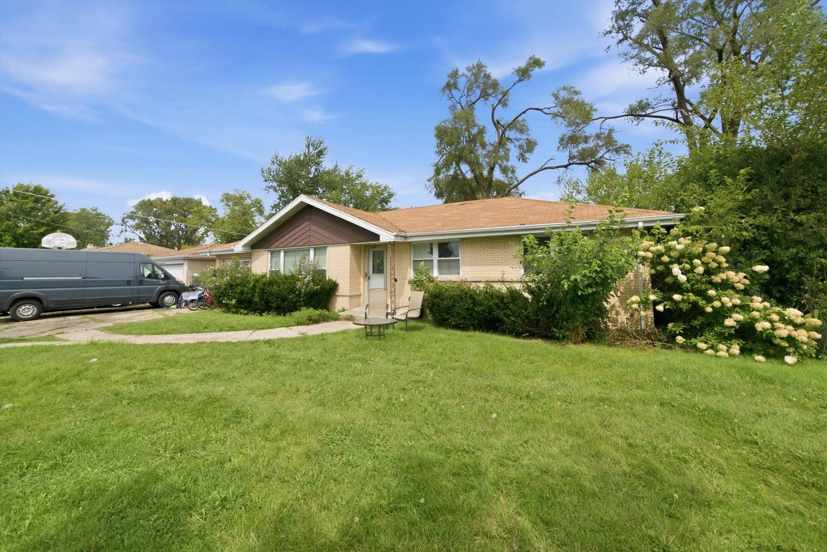 9342 S 76th AVE, Hickory Hills, IL 60457