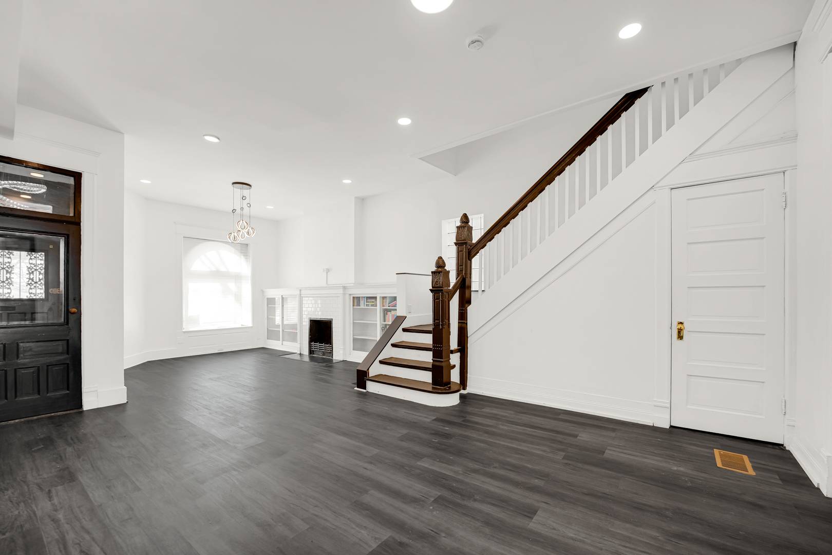 928 E 46th ST, Chicago, IL 60653