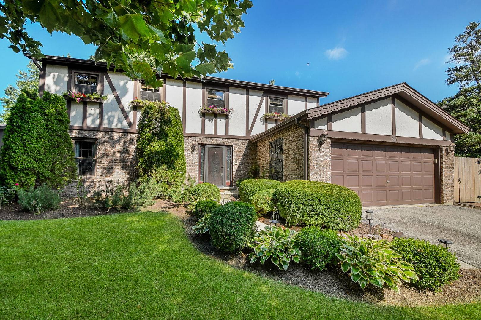 229 N Whispering Hills DR, Naperville, IL 60540