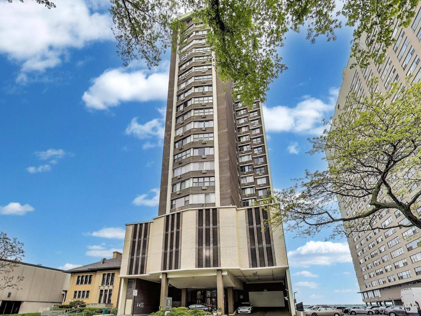 6325 N Sheridan RD #2106, Chicago, IL 60660