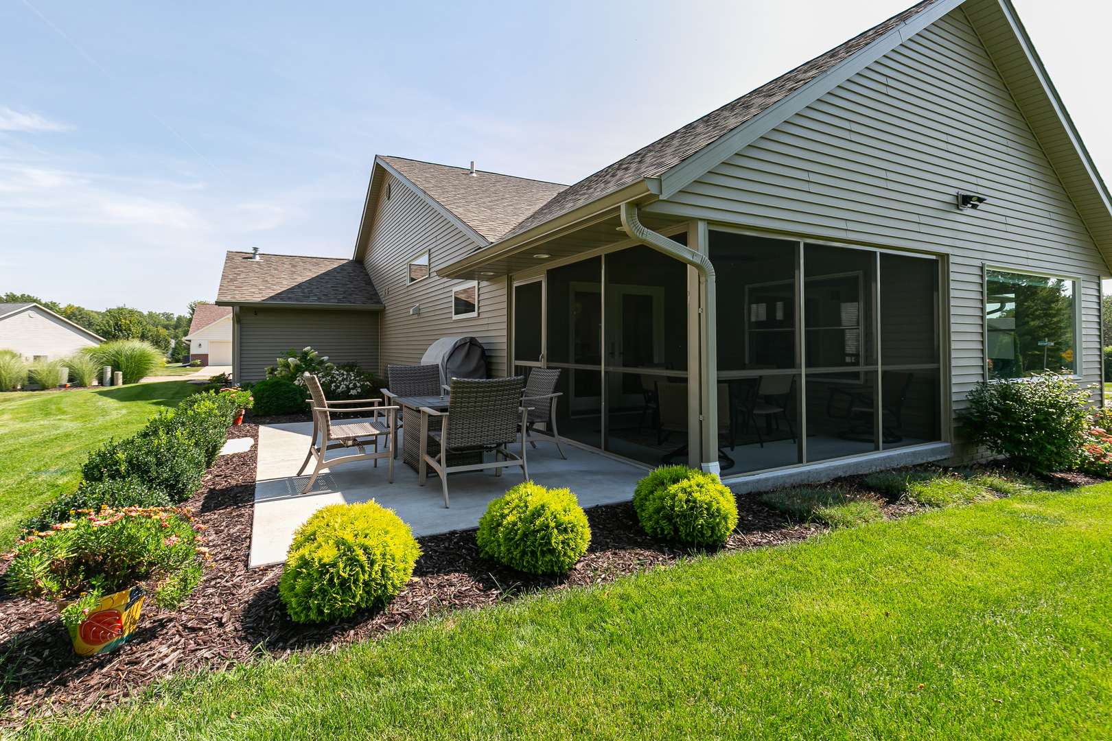 1111 33rd Ave CIR, Silvis, IL 61282